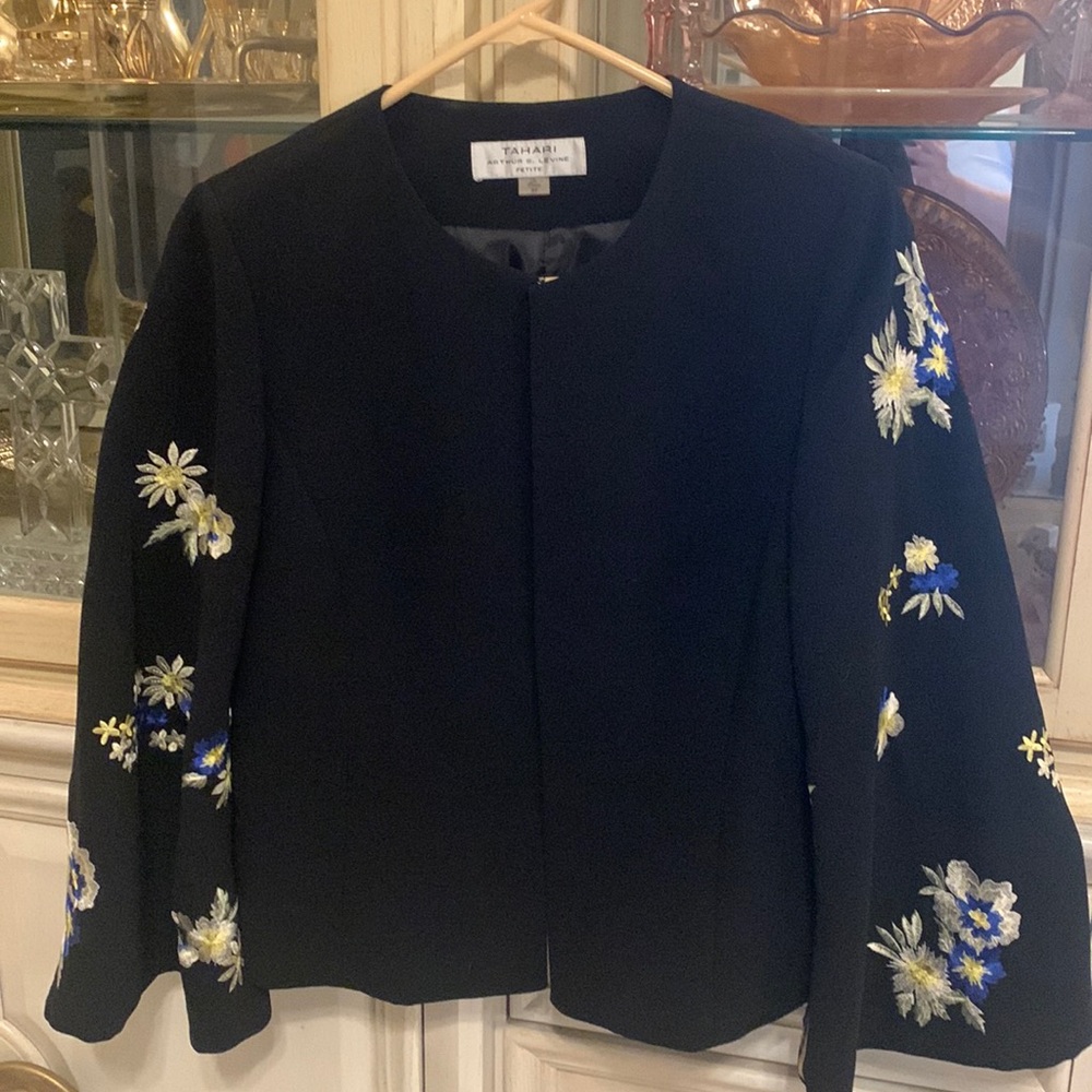 Tahari 8 petite yellow and blue embroidered flowers